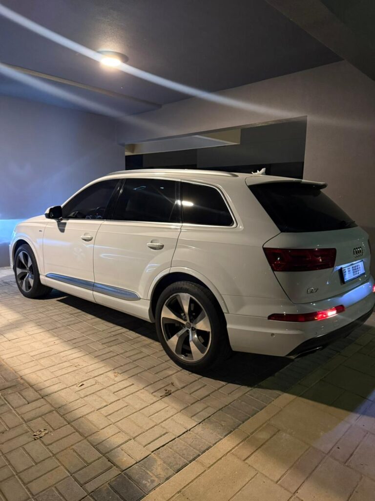 Audi Q7 2017 S-line in white — Apple CarPlay activation by Weiss Auto Concept
