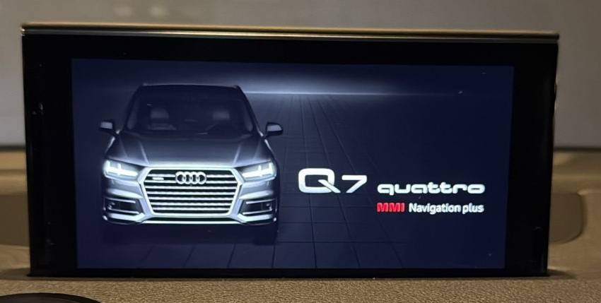 Audi Q7 quattro MMI Navigation Plus welcome screen