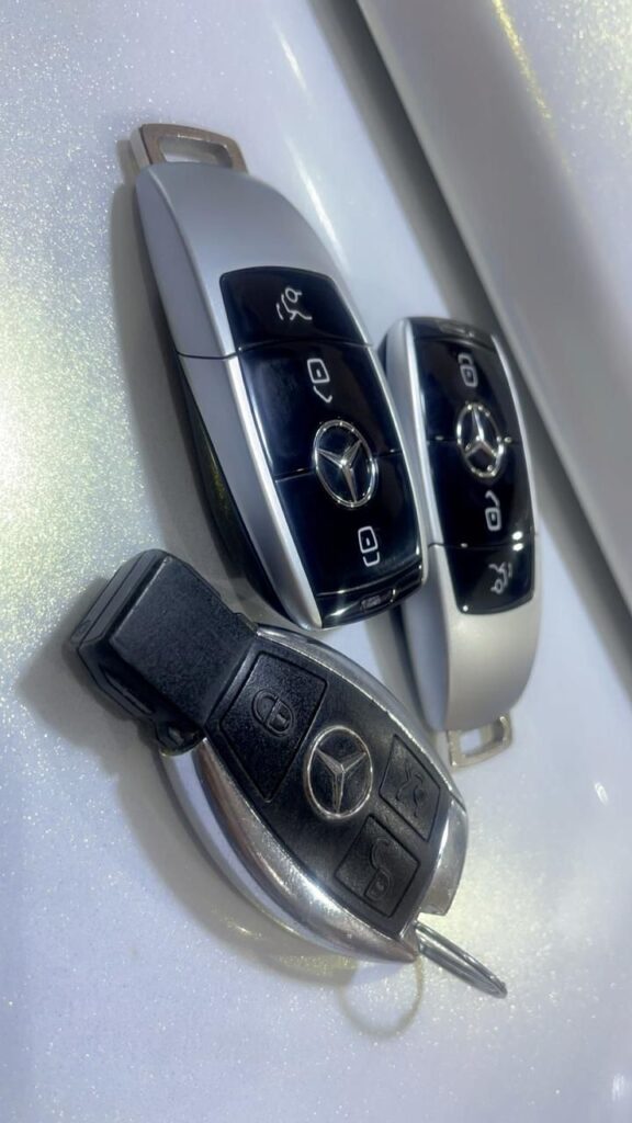 New W464 smart keys with push-start next to original W463 key for Mercedes G63 in Dubai