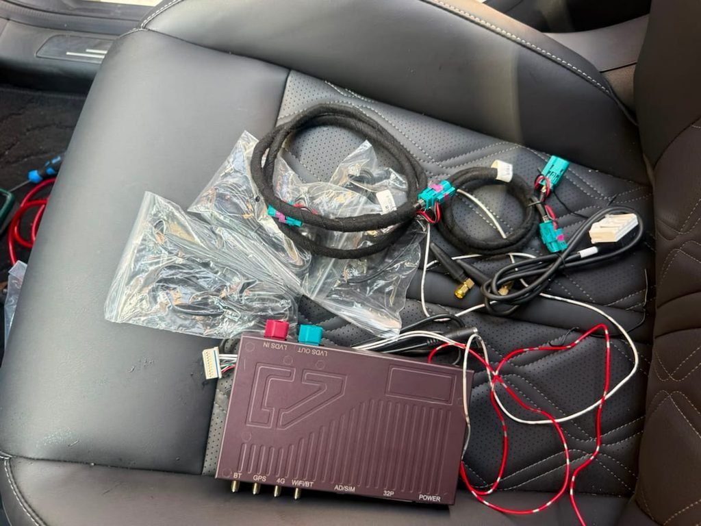 Changan UNI-K Android interface kit with LVDS cables, 4G, GPS and WiFi antenna ports