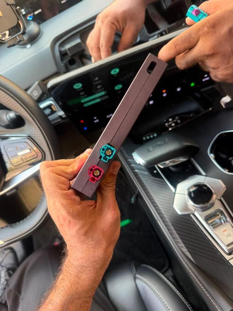 LVDS IN and LVDS OUT connectors on Android interface module during Changan UNI-K installation