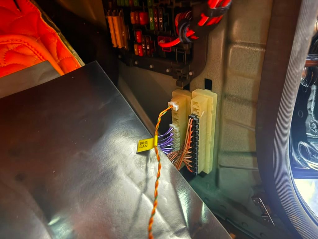 Plug-in CAN gateway connection for a G-Class roof instrument cluster in Dubai