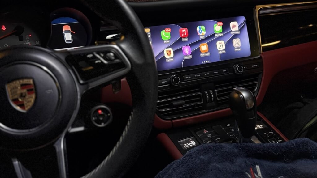 Porsche Macan 2019 full-screen Apple CarPlay on PCM 5.0 – Weiss Auto Concept Dubai