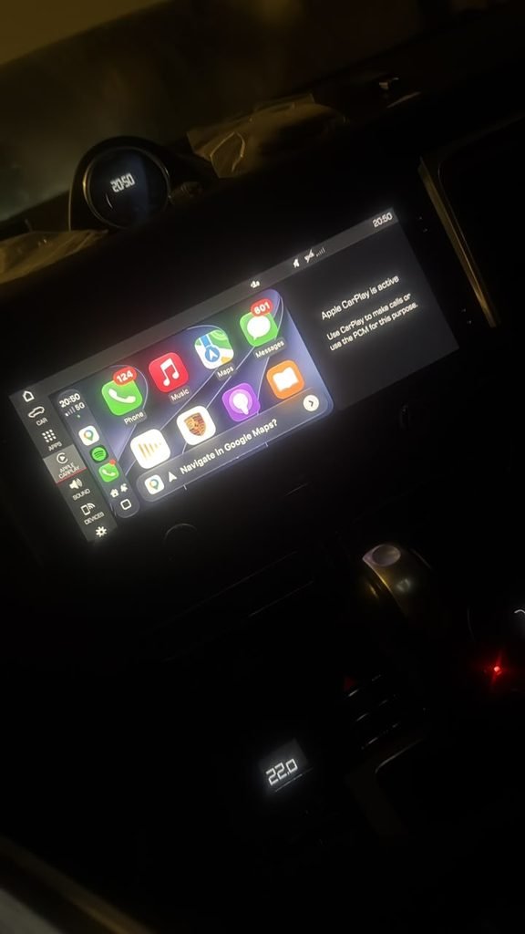 Porsche Macan CarPlay split screen after standard activation, before full-screen flash